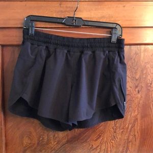 Lululemon black tracker short sz 10 3.5” inseam